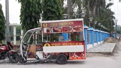 টোটোর মধ্যেই স্ট্রিট ফুড সেন্টার, মৃদুলের লড়াইয়ে সঙ্গী এই তিনচাকার যান