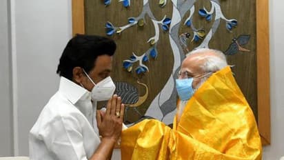 AIADMK: மோடிக்கு எதிரான திமுகவின் கருப்புக் கொடி வெள்ளைக் கொடியானது ஏன்? ஸ்டாலினை விளாசும் அதிமுக..!