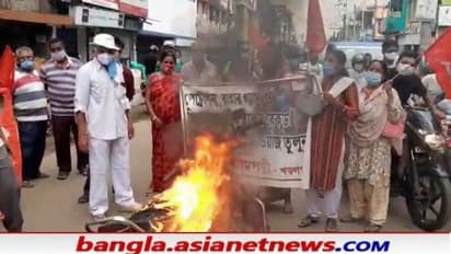 পেট্রোল-ডিজেলের মূল্যবৃদ্ধিতে বাইকে আগুন লাগিয়ে প্রতিবাদে বামেরা, দেখুন ছবি