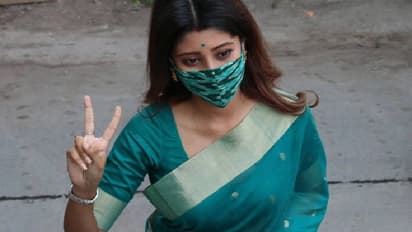 লেগিংস গুটিয়ে জলে নামলেন অভিনেত্রী-বিধায়িকা, পৌঁছলেন জলবন্দি মানুষের কাছে, দেখুন ছবি