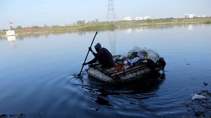 అవినీతి కేసులో అరెస్టు చేయడానికి ఏసీబీ రావడంతో ఫోన్లు నదిలో విసిరేశాడు.. రంగంలోకి దిగిన సీబీఐ