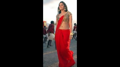 காத்து வாங்க ரொம்ப வசதியா... ஓப்பன் ட்ரெஸ்ஸில் மொத்த அழகையும் காட்டிய அஞ்சலி! கிறுகிறுத்து போன ரசிகர்கள்!