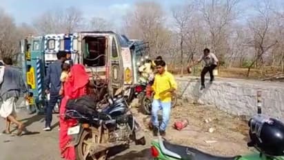 ടാങ്കർ ലോറി മറിഞ്ഞു, പരിക്കേറ്റ ഡ്രൈവറെ രക്ഷിക്കാതെ പെട്രോൾ ഊറ്റാൻ മത്സരിച്ച് നാട്ടുകാർ