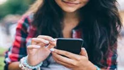 பெண்களே உஷார்!! ஃபேஸ்புக், இன்ஸ்டாவில் போட்டோ போடாதீங்க... இப்படியெல்லாம் மோசடி நடப்பதாக போலீஸ் எச்சரிக்கை!