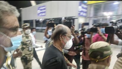 அமெரிக்காவில் மயோ கிளினிக் முன்பு ரஜினிகாந்த்... வைரலாகும் புகைப்படம்..!