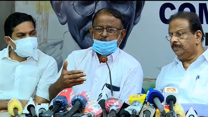 'പിണറായി വാളുകൊണ്ട് വെട്ടി'; കഴുത്തിനുള്ള വെട്ട് കൈകൊണ്ട് തടുത്ത മുറിപ്പാട് കാട്ടി കണ്ടോത്ത് ഗോപി സുധാകരനൊപ്പം