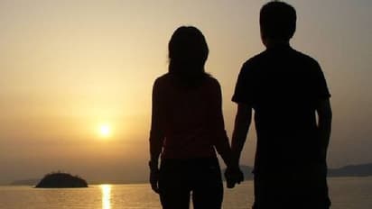 মেয়েদের পছন্দের পুরুষ হয়ে উঠতে চান, তা বলে অজান্তে এই ভুলগুলো করবেন না