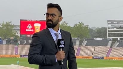 బ్యాటులు పక్కోడి పెళ్లాం లాంటివి... తన కామెంటరీతో అతనికి కౌంటర్ ఇచ్చిన దినేశ్ కార్తీక్..