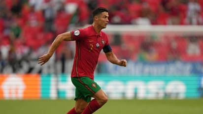 ഫുട്ബോള് കാലിലും ക്യാമറ കൈയിലും ഭദ്രം; പെപ്പെയെ പകര്ത്തി ക്രിസ്റ്റ്യാനോ- വീഡിയോ വൈറല്