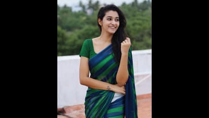 ஸ்டைலிஷ் ஸ்லிம் லுக்... சும்மா ப்ளூ மூன் போல் பளீச் என பிரகாசிக்கும் பிரியா பவானி ஷங்கர்! லேட்டஸ்ட் போட்டோஸ்!