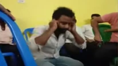 তৃণমূলের পঞ্চায়েতেই সালিশি সভা, কিশোরীর সঙ্গে ঘনিষ্ঠ অবস্থার ছবি ভাইরাল করায় কান ধরে ওঠবোস যুবককে