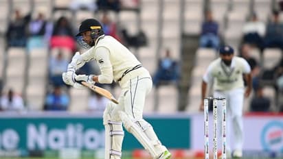 రెండో వికెట్ కోల్పోయిన న్యూజిలాండ్... వెలుతురు లేమితో ముగిసిన రెండో రోజు ఆట...