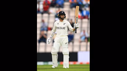 നല്ല തുടക്കത്തിനുശേഷം പാക്കിസ്ഥാനെതിരെ ന്യൂസിലന്‍ഡിന് തകര്‍ച്ച, കോണ്‍വെക്ക് സെഞ്ചുറി