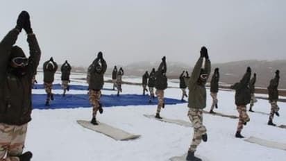 চিনকে চমকে বিতর্কিত প্যাংগং লেকে যোগ দিবস পালন আইটিবিপির, দেখুন হাড় কাঁপানো সেই ভিডিও