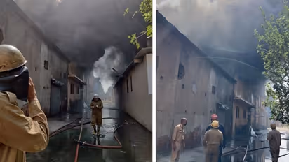 दिल्ली की जूता फैक्ट्री में लगी भीषण आग, मौके पर फायर बिग्रेड की 31 गाड़ियां..अंदर फंसे हैं 6 मजदूर