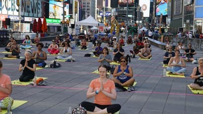 अंतरराष्ट्रीय योग दिवसः पश्चिमी देशों में भी निरोग रहने के लिए योग, टाइम्स स्क्वायर पर योग की धूम
