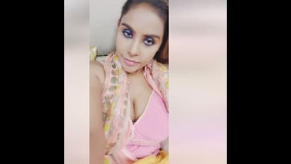 దారుణమైన ఫోటో షేర్ చేసి ఛీర్స్ అన్న శ్రీరెడ్డి... ఆడపిల్లల తండ్రిగా సిగ్గేస్తోందటూ మండిపడ్డ నెటిజెన్