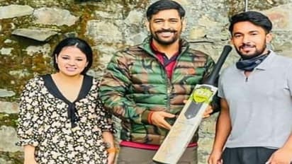 పెద్ద పెద్ద మీసాలు, లైట్‌ షేవ్‌: లాక్‌డౌన్ తర్వాత కొత్త లుక్‌లో ధోనీ.. ఫొటోలు వైర‌ల్‌