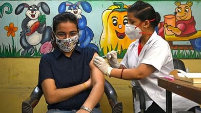 Third dose: বুস্টার ডোজ ওমিক্রন প্রতিরোধ ক্ষমতা ৮৮% বাড়ায়, জানাচ্ছে গবেষণা