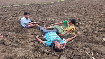 దారుణం : పట్టపగలే తండ్రి, కొడుకులను నరికి చంపిన దుండగులు.. !