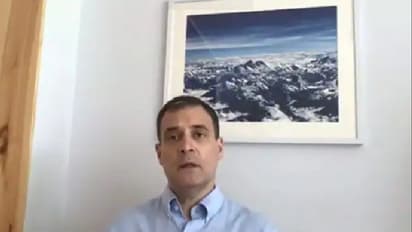 രാഹുല് ഗാന്ധിയുടെ പിറകില് കാണുന്ന ഫോട്ടോയെ കുറിച്ച് ചോദ്യം; ഒടുവില് ഫോട്ടോഗ്രാഫറെ അറിഞ്ഞപ്പോള് കൗതുകം