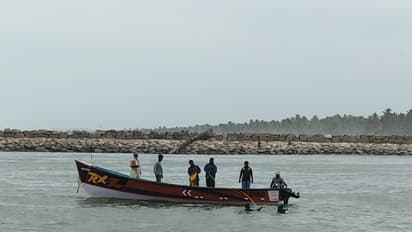 రాకాసి అలల తాకిడి: ఉప్పాడ వద్ద సముద్రంలో జాలర్ల బోటు బోల్తా