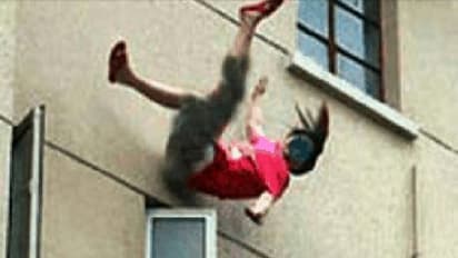 ಅಬ್ಬಬ್ಬಾ...! ಎರಡಂತಸ್ತಿನ ಕಟ್ಟಡದಿಂದ ಬಾಲಕಿಯ ಕೆಳಗೆ ತಳ್ಳಿದ ಮೂವರು ದುಷ್ಟರು!