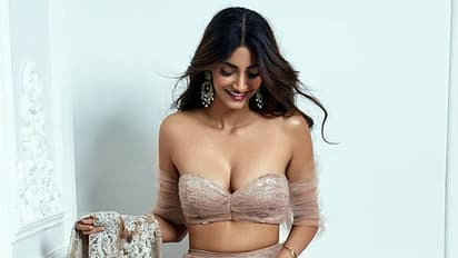 ওয়েস্টার্ন পোশাকে স্পষ্ট বক্ষের ভাঁজ, চাপা পোশাকে স্পষ্ট বেবি বাম্প, সোনামের পোস্ট ঘিরে জল্পনা তুঙ্গে