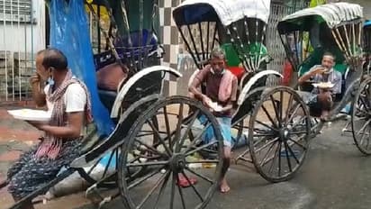 লকডাউনে 'লক্ষ্মীশ্রী', অভুক্তদের হাতে খাবার তুলে দিচ্ছেন বাড়ির মহিলারা