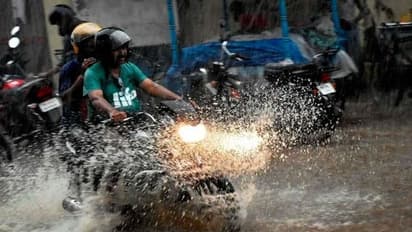 వర్షంలో బైక్ నడుపుతున్నారా.. ఈ 5 తప్పులను చేయకండి మిమ్మల్ని ప్రమాదాల నుండి నివారిస్తుంది..