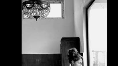 டீப் நெக் ஓபன் உடன் மெல்லிய மேலாடை... உடலை இறுக்கிப் பிடித்திருக்கும் பேண்ட்... உச்ச கவர்ச்சியில் ஆண்ட்ரியா!