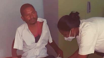 इस जज्बे को सलाम: दोनों हाथ नहीं हैं तो जांघ पर लगवाई कोरोना वैक्सीन, हौसला देख डॉक्टर भी हैरान