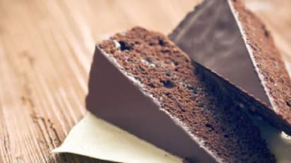 കേക്ക് മുറിക്കാന്‍ കത്തി വേണ്ട, ഈ ഉപകരണം മതി; വീഡിയോ കാണാം...