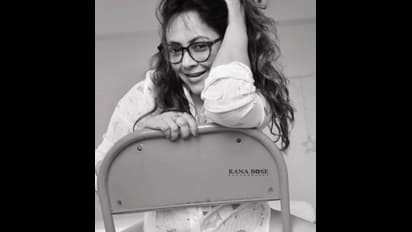 ফিনফিনে শাড়িত স্পষ্ট বক্ষের ভাঁজ, সাদা-কালোতে 'মধুবালা' হলেন 'সেক্সবম্ব' শ্রীলেখা