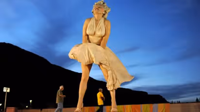 'ടൂ ഹോട്ട്, അടിവസ്ത്രം കാണുന്നു'; മരിലിൻ മൺറോയുടെ കൂറ്റൻ പ്രതിമയ്‍ക്കെതിരെ പ്രതിഷേധം