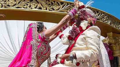 OMG: जयमाला के वक्त दुल्हन ने ली दूल्हे की 'अग्नि परीक्षा', काला चश्मा और अखबार सामने रख तोड़ दी शादी