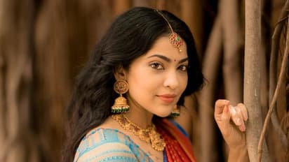 'தேவலோகத்து அழகியோ'... பட்டு புடவையில் பிளீச்சென மின்னும் விஜய் டிவி தொகுப்பாளினி ரம்யா.! லேட்டஸ்ட் போட்டோஸ்..