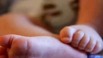 வேலூரில் சாலை வசதி இல்லாததால் பாம்பு கடித்த கைக்குழந்தை பரிதாப பலி