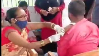 খালি সিরিঞ্জ দিয়েই করোনা টিকা দিলেন নার্স, চরম গাফিলতির সেই ভিডিও দেখুন