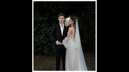 বিয়ের আসরেই চরম ঘনিষ্ঠ মুহূর্তে জাম্পা ও তার স্ত্রী, দেখুন অজি তারকার ওয়েডিং অ্যালবাম