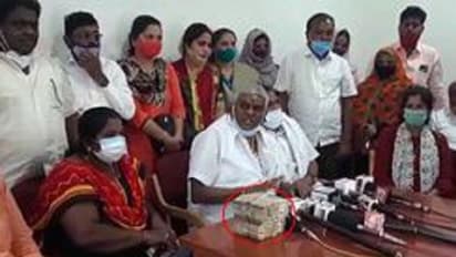 ಜೆಡಿಎಸ್ ಸದಸ್ಯರಿಗೆ ಬಿಜೆಪಿ ಹಣದ ಆಮೀಷ: ಹಣದ ಬಂಡಲ್ ಜತೆ ರೇವಣ್ಣ ಸುದ್ದಿಗೋಷ್ಠಿ