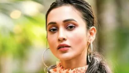 ভোররাত থেকে গুরুতর অসুস্থ মিমি চক্রবর্তী, করোনার ভুয়ো টিকাতেই কি বাড়ল বিপত্তি, বাড়ছে দুশ্চিন্তা