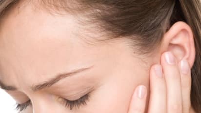 காதுல எறும்பு, பூச்சி போய்ட்டா இந்த '1' விஷயம் பண்ணுங்க.. உடனடி நிவாரணம்!!