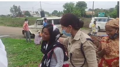 वैक्सीन लगवाने को तैयार नहीं थी लड़की, युवती के सिर पर एसपी ने रखा हाथ और दूर कर दिया उसका डर