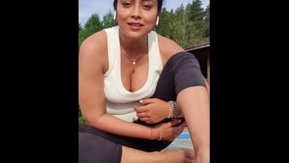 ಗಂಡನ ಚೇಷ್ಟೆ ನಡುವೆಯೂ ಶ್ರೀಯಾ ಶರಣ್ ಯೋಗಾಭ್ಯಾಸ, ವಿಡಿಯೋ ವೈರಲ್