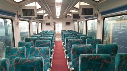 இது ரயில் இல்ல, சொர்க்கம். உள்ளே இருந்தபடி நீர் வீழ்ச்சி, நதி, மலை, ஆறு, எல்லாம் ரசிக்கலாம். இப்போ மும்பையில்