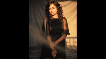 சுருள் சுருளாக முடி... அஞ்சலி பாப்பா போல் குட்டை கவுனில் கியூட் போஸ் கொடுத்த ரம்யா பாண்டியன்..!