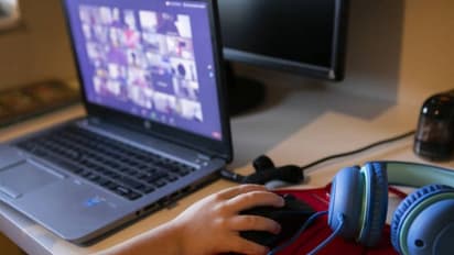 లైవ్లోనే సహోద్యోగికి ప్రపోజ్: వైరలైన వీడియో