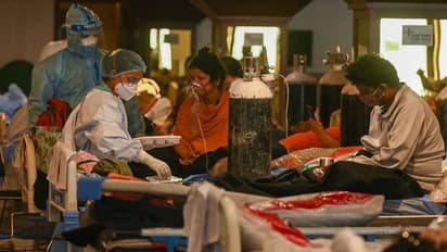 প্রায় আড়াই মাস পর দেশে হাজারের নিচে নামল করোনার দৈনিক মৃত্যু, আক্রান্তের সংখ্যাও নিম্নমুখী