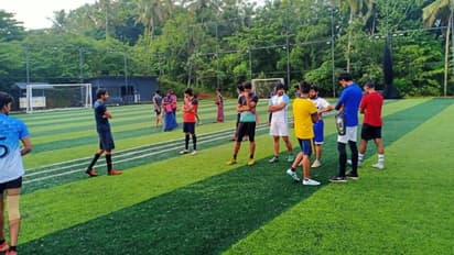 ടര്ഫിലെ കളിയൊക്കെ മതിയാക്കി ഏഴ് മണിക്ക് വീട്ടിൽ കയറണം, കടുപ്പിച്ച് തന്നെ പൊലീസ്, നിര്ദേശം വിദ്യാർഥികൾക്ക്